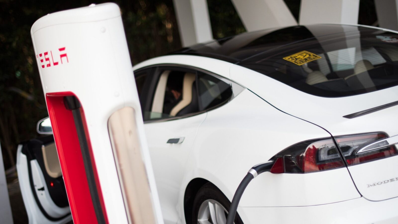 The New Cheap and Fast Way to Make Supercapacitor Electrodes For Electric Cars
