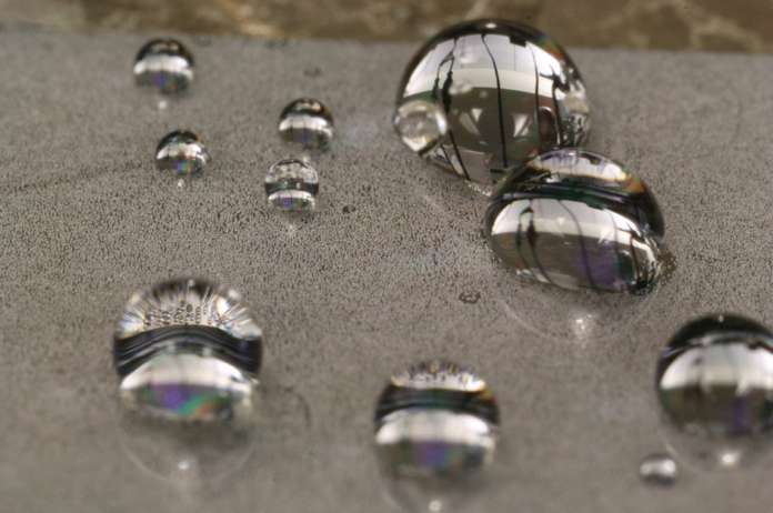 Demonstrating the ability of the material to withstand condensation, this photo shows that the droplets maintain their round shapes even as the surface begins to be covered by newly forming dewdrops, which are seen as a speckled pattern on the surface. Images: Kyle Wilke